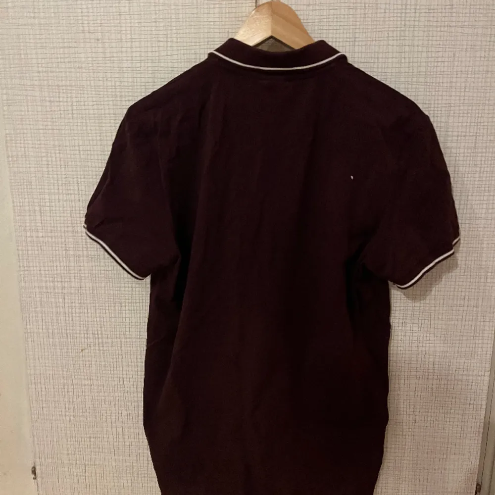 En vinröd t-shirt  Storlek:M Köparen står för frakt. T-shirts.