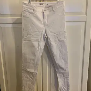 Säljer nu mina vita jeans som jag använt få tal gånger och som senaste tiden bara legat i lådan.  Jag skulle säga att dom är skinny, då dom sitter efter kroppen. 