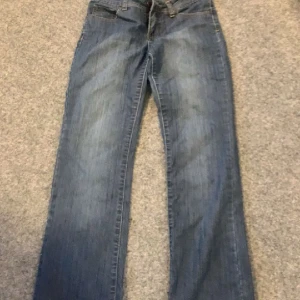 Jeans - Lågmidjade jeans som blivit för små för mig. Super fina och varit favoriter i garderoben. Kontakta mig på dm vid frågor och bilder på byxorna ❤️
