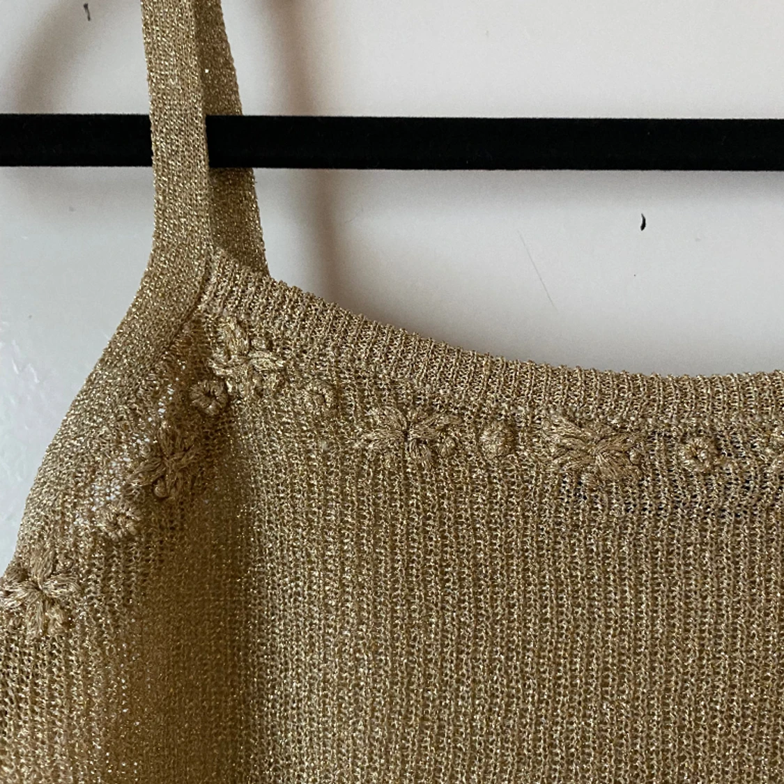 Guldigt stickat linne