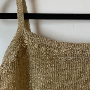 Guldigt stickat linne - Så snyggt linne som är stickad och guldigt, vintage. Ingen storlek men en s uppskattar jag❤️