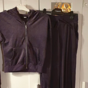 Bikbok mjukis sett - Två första bilderna är lånade och den tredje är min egna, tröjan är i M och byxorna i S