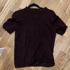  stickat T-shirt  - Fin stickat T-shirt i brun färg från Lindex i storlek S.  Den är i brastick 