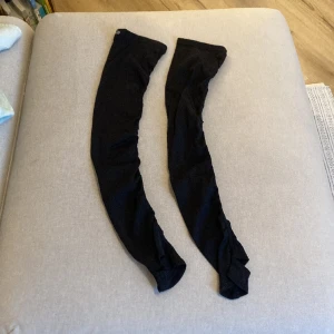 Benvärmare alo - Lårhöga benvärmare från alo yoga perfekta till shorts. Bara använda någon gång då jag sällan gör lugnare träning och då halkar de ner lite. I nyskick. Köptes för ca 600kr+tull