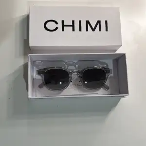 Säljer ett par schyssta chimis 01 grey🙌 Säljer pga att de inte kommer till användning längre, har tappat bort fodralet men glasögon och box ingår, skriv vid fler frågor🤝