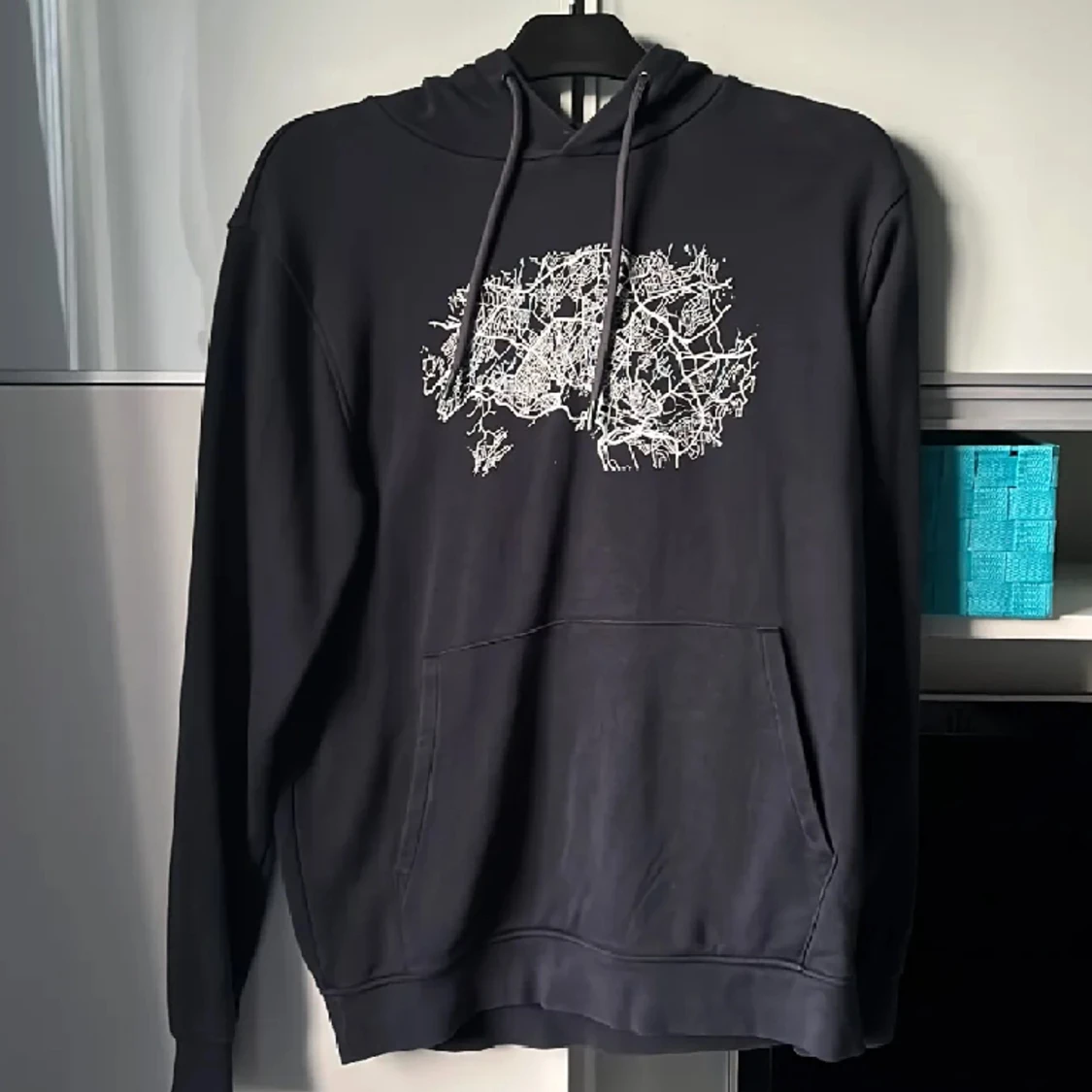 Mörkblå hoodie med tryck