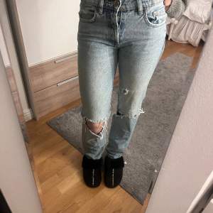 Coola jeans från zara! Mid waist/low waist med hål💕