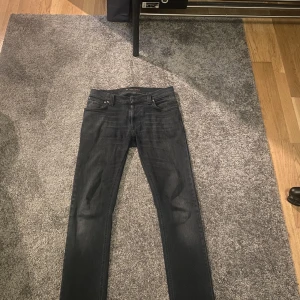 Nudie jeans  - Tja säljer nu mina nudie jeans eftersom jag inte använder dom så mycket längre dom är i storleken 32/34 och Dom har inga defekter. Så om du har en fundering är det bara och skriva kan även lösa fler bilder om det Behövs.