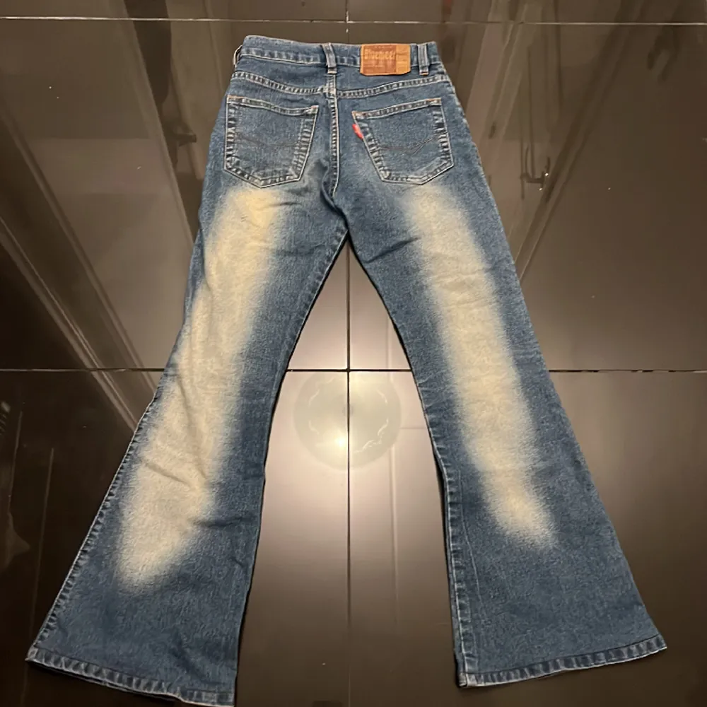 Ett par skit coola och unika vintage jeans som är helt nya. Passar alla olika stilar. Vill helst bli av med mina kläder så fort som möjligt. ( säljer dom helst idag) 190 snabb affär . Jeans & Byxor.