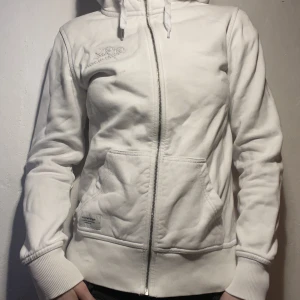 Snygg peak performance hoodie - Snygg peak hoodie! Helt perfekt skick, bara använd ett par gånger av mig. 