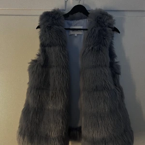 Päslväst  - Köpt på 58 nord för cirka 3 år sedan. Bara andvänt någon gång 🩷 400 kr o frakt på 65 kr 🩷 storlek s/36 