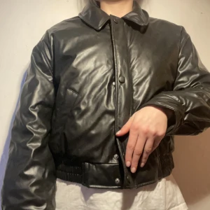 Snygg jacka - Snygg tjockare vinterjacka från HM. Oanvänd av mig. Skön och varm. En mer cropped modell som passar till alla outfits! 