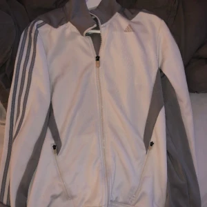 Adidas tröja  - Adidas tröja me dragkedja. Kontakta mig om du är intresserad 