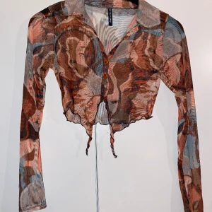 Mesh topp - Cool tryckt mesh tröja, aldrig använd. Passar 36-38