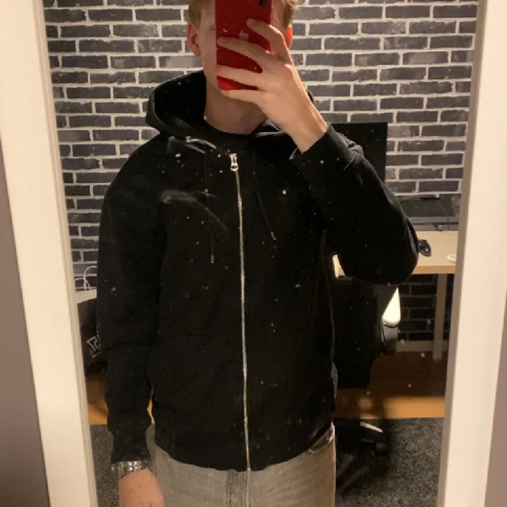 Säljer en svart weekday hoodie jag köpte under februari från Zalando, knappt använd tröja då den är ganska stor i storleken, den är S men passar mer M, bra tröja ifall du vill utöka din Stockholms stil . Hoodies.