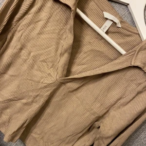 H&M tröja - Varan är i bra skick sparsamt använd så den inte riktigt är i min stil längre.