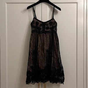 Klänning - Jättesöt festklänning från Indiska med spets och beige/guldig underklänning. Något skrynklig, men behöver bara strykas! 🖤