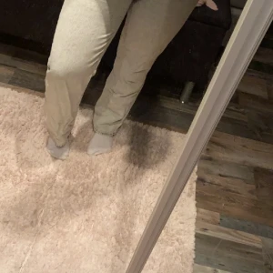 Jeans- Bikbok - Varan är i nyskick, för stor då jag chansade på storlek. Men annars skit snygga!