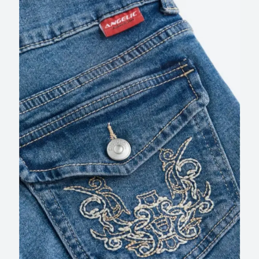 Köpte förra året men har tyvärr nästan aldrig använt (bara testas) jeansen är utan design men har fortfarande fickorna med knappar ❤️ har lite olika stlk så skriv till mig så kan jag kolla om jag har den storleken 🥰. Jeans & Byxor.