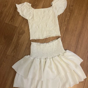 Gulligt sett  - Säljer min vita topp från Kappahl och kjol från shein😊Toppen är endast testad och kjolen är använd max 4-5 gnr och är i bra skick💗 kan både säljas tsammans eller separat🫶Toppen ör i storlek 146/152 och kjolen är i s. 2 för 80 eller 1 för 50💗     