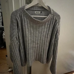 Stickad tröja - SÄLJER EN UNDERBAR GRÅ STICKAD TRÖJA! 