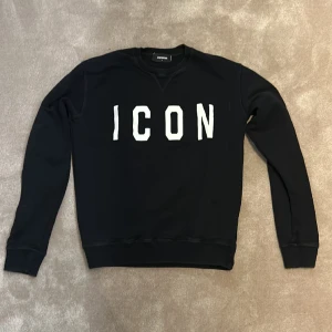 Dsquared tröja - Säljer denna riktigt snygga ICON tröja då den inte används. Sparsamt använd, skick 8,5/10. Nypris 2400 säljs för 799. Skriv vid minsta intresse.