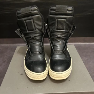 Rick Owens Geobaskets - Rick owens geobaskets i storlek 42,5 (passar ~43). Full restitch på sulan och helt nya heeltaps ingår. Kommer med båda orginal snören & box. Pm för mer bilder för plick låter mig inte lägga upp fler 🖕🖕🖕🖕