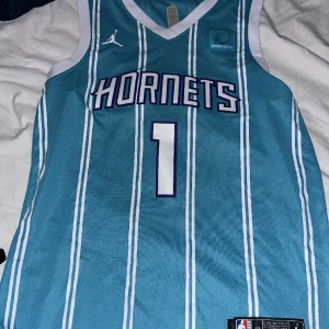 BASKET LINNE - Basket linne med världens bästa basketspelare nummer 1 melo ball 1 lonzo balls lillebror