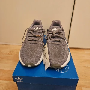 Adidas gråa herrskor - Adidas grå herrskor. Storlek 42 helt nya aldriga användt.