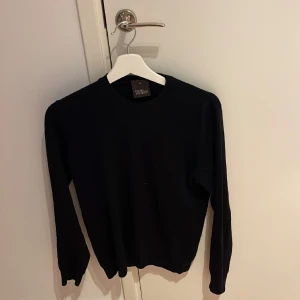 Oscar Jacobsson tröja  - Riktigt snygg tröja från Oscar Jacobsson. Materialet är 100% merino Wool. Storlek Medium men är liten i storleken. Färgen är marinblå.  Nypris 1300kr