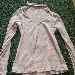Fin beige-rosa tröja - Mycket fin. U ringad med en liten twist vid halsen som ni kan se på bilden. Mycket bekväm och kommer i gott skick! Det står att storleken är M men jag som har storleken Xs/S sitter perfekt i den!!