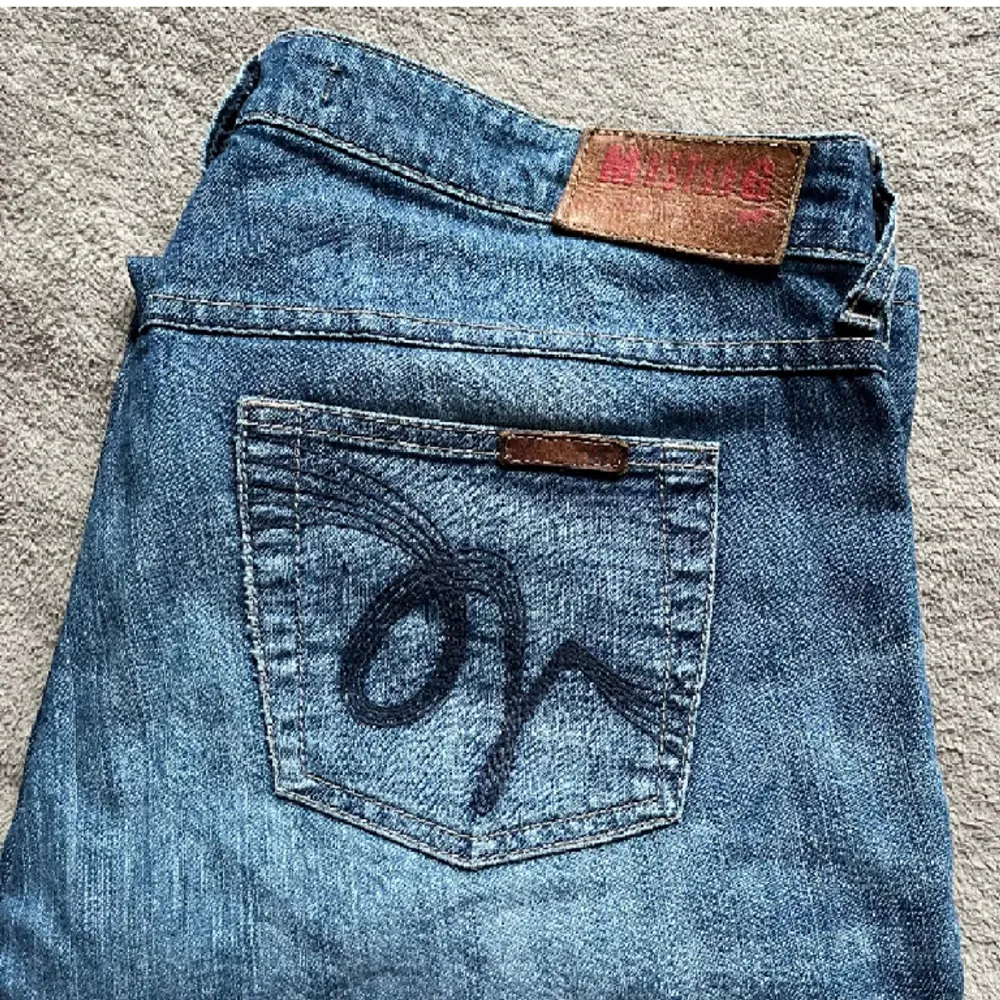 Säljer mina fina lågmidjade mustang jeans köpta tidigare den plick. Bra skick med fint tryck på bakfickorna🩵🩵hör av er om frågor . Jeans & Byxor.