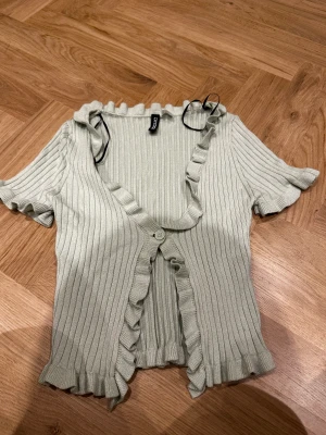 Topp - hm - En jätte fin och gullig topp från hm! Den är i ljuljusgrön feäg och så fin på sommaren! Materialet är bra och är knappt använd! Storlek s passar även xs jätte bra