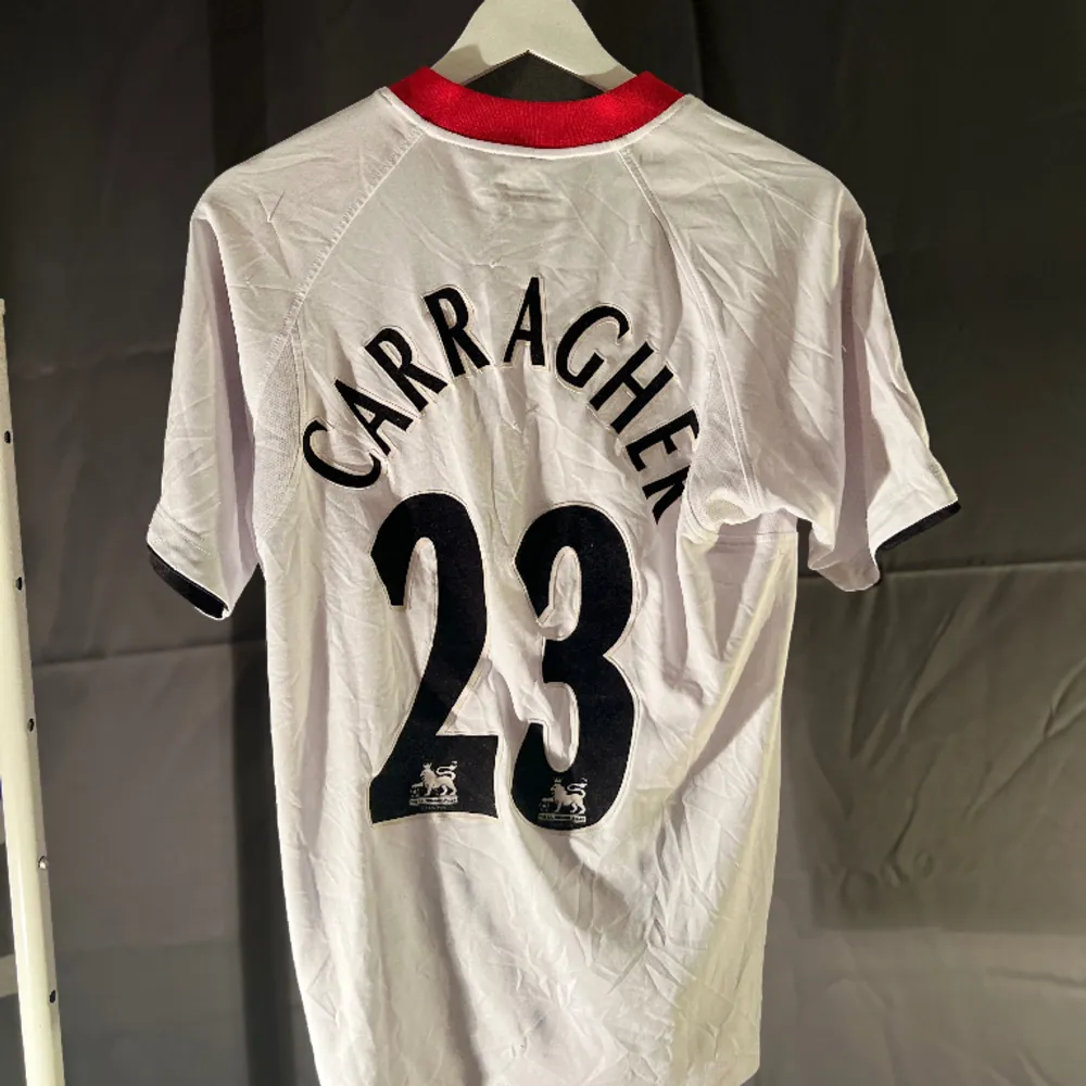 Liverpool tredjetröja från säsongen med nr 23 Carragher på ryggen. Tröjan är från säsongen 05/06 och är i hyfsat bra skick.. T-shirts.
