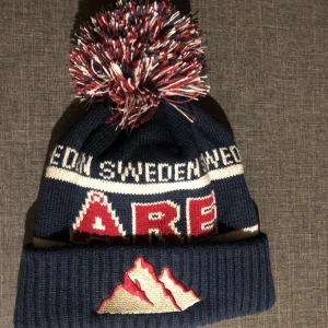 Åre mössa - Säljer för att den inte passar mig, har testat några gånger så den är i nyskick. Köparen står för frakt.