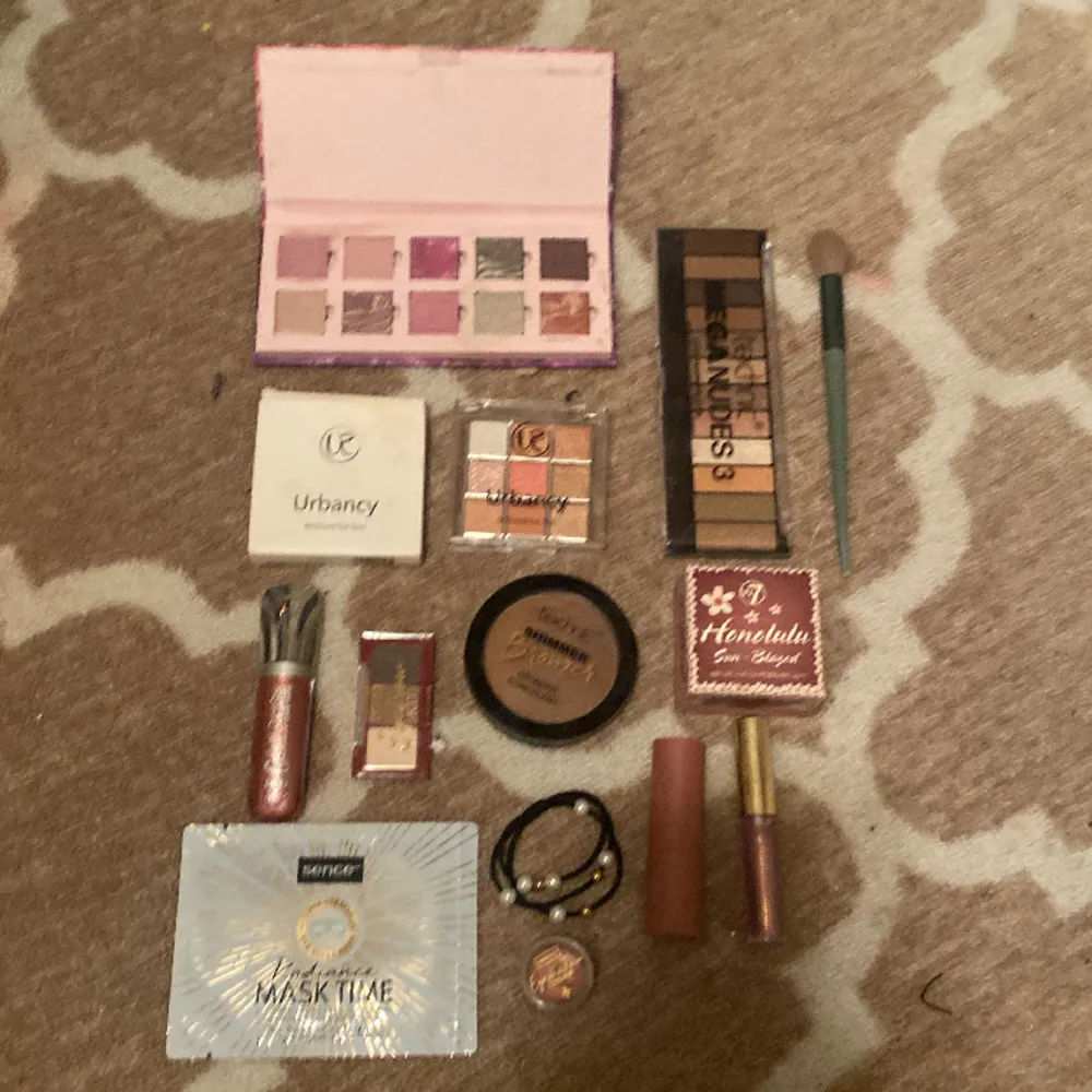 Här är massa smink jag precis fått som jag inte använde🫶🏻. Det är bronzers, ögonskuggor,läppprodukter, och övriga saker från massa olika mäster som w7, technic, glam, sence ,urbancy och Mua . Beauty.