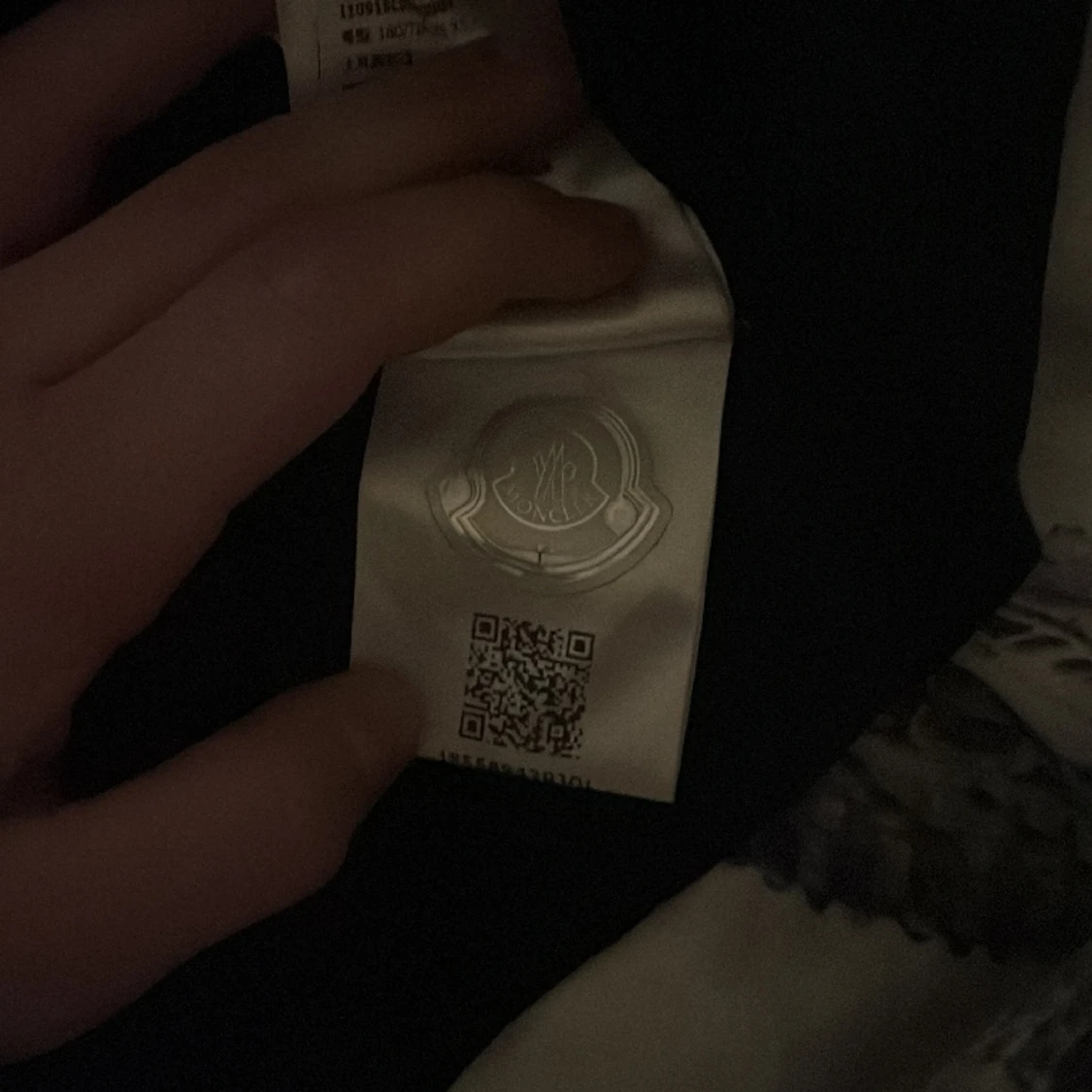 Säljer en äkta moncler tröja, finns kvitto  - 90