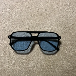 Solglasögon - Tja! Säljer dessa skitsnygga solglajjor för ett riktigt schysst pris. Skick är 10/10 för fler frågor är det bara att höra av sig mvh Jonte 