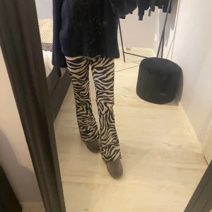 Zebra byxor - Zebra byxor ifrån Hm divided, passar mig som är 160(har vikt ner kanten därav är det ett tjockt vitt sträck i midjan)🫶🏼🤗