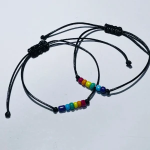 pride armband - två pride armband av justerbart snöre 🏳️‍🌈 matcha med din vän eller partner! båda för 15kr, eller en för 10kr. 18kr frakt med swish, eller använd köp nu! 