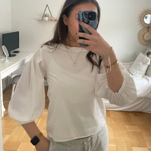 Vit blus med puffärmar  - Vit skjort/blus med ballongarmar. Knappt använd. Är en barnstorlek från ZARA men den passar en XS-S. Väldigt fina armar som sitter jättefint. 