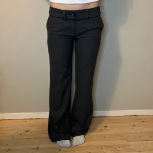 Lågmidjade Kostymbyxor - Super snygga lågmidjade kostymbyxor🤩 Har sytt ner dem i längden då dom va lite för korta för mig 💕 Mått: midjemått- 34cm  Innerbenslängd- 76 Ytterbenslängd- 98🌸