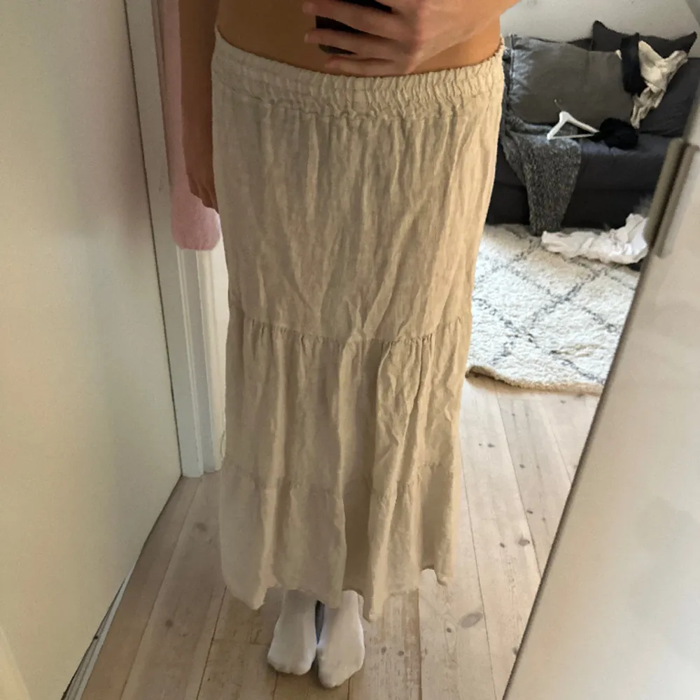 Längre kjol i linne som jag köpt i Italien men endast använt ett fåtal gånger. Som i nyskick men säljer pga för kort på mig som är 182🥰Storleken står ej men skulle gissa på en s. Kjolar.