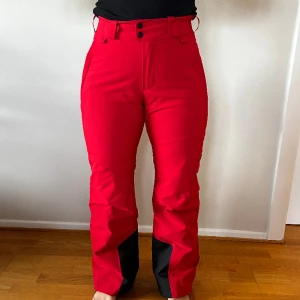 Peak Performance skidbyxa dam - Skidbyxor från Peak Performance modell Hipe Core +.  Fodrade. Endast använts en vecka så de är mer eller mindre i nyskick, inga märken. Nypris ligger på 3000kr.