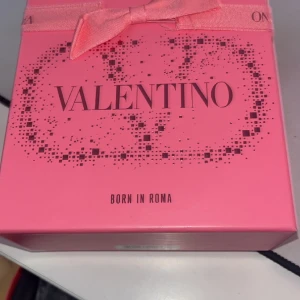 Valtentino oanvänd Born In Roma Parfym - Säljer en Valentino parfym för tjejer. Diskuterar priset för vill bara bli av med den. Hör av dig intresse