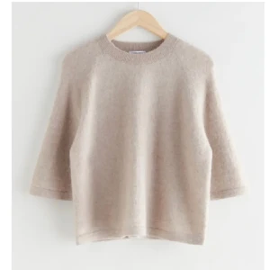 Stickad t shirt - Stickad t-shirt i Aplacka ull från other stories, storlek xs men passar även större. Säljer för 450kr. Fri frakt om du köper via ”köp nu”!!