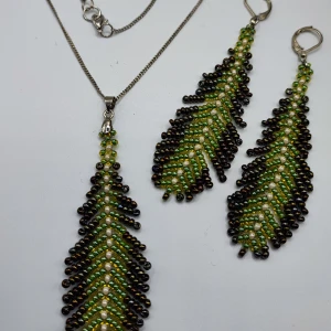 Handgjort Smyckesset - Min mamma tillverkar och designar egna smycken. Dessa är gjorda i små glaspärlor. Kedjan på bild ingår ej. Annan kedja kan skickas med vid förfrågan.