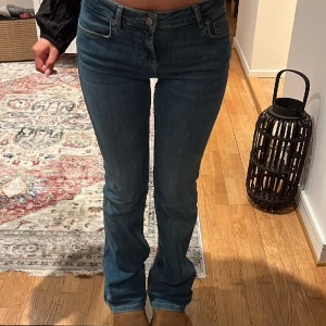 Zara jeans  - Populära lågmidjade jeansen från zara. Super snygga och bekväma. Storlek 36 och de är stretchiga i midjan. Finns inte att köpa på zara längre. Lite långa i benen på mig som är 165, skriv för mått eller fler bilder!💗