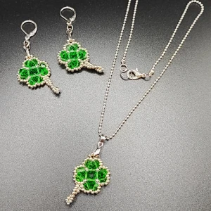 Handgjort Smyckes set fyrklöver  - Min mamma tillverkar och designar egna smycken. De här är gjorda i glas och metallpärlor. Fyrklövern är 3 c. Kulkedjan är ca 43 cm lång. 