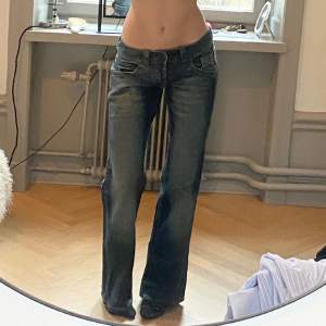 Superfina jeans från Blend! Midjemåttet är 81 cm. Innerbenslängden är 80 cm. Finns en liten fläck på ena bakfickan (se bild 2 och 3). Inget man tänker på så mycket när man har på sig jeansen.